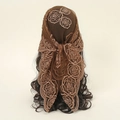 Détail d'un foulard en dentelle marron foncé avec motifs floraux de roses brodés - Brun Rouille