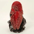 Détail d'un foulard en dentelle rouge avec broderie rose et nouage à l'arrière - 11# Rouge Cramoisi