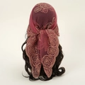 Détail du foulard en dentelle bordeaux avec broderie florale de roses et bordure festonnée - Rouge Rose #19