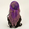 Broderie détaillée de roses dorées sur un foulard triangulaire en maille violet foncé - Violet #20