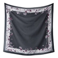 Elegante pañuelo cuadrado de poliéster con borde floral en negro y rosa - 110*110cm / 20#