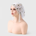 Weißer Spitzen-Turban mit Blumen-Pailletten, Perlenketten und langen weißen Fransen - Weiß (5#)