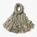 Damen Schal aus Baumwollmischung in Khaki mit Knitteroptik und feinen Fransen - 190*80cm / 12# Hellbeigebraun