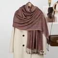 Longue écharpe pashmina à motif paisley avec pompons drapée sur un manteau chic - Cuivre Rétro