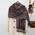 Châle cachemire à motif paisley avec franges et étiquette fait main sur manteau - Rouge Foncé
