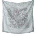 Elegante bufanda cuadrada de poliéster azul claro con intrincados motivos florales. - 110*110cm / Base Azul Grisácea con Flores Rosas (38#)