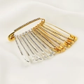 Funkelndes Sicherheitsnadel-Set in Gold und Silber auf weißem Stoffgrund - Gold Weiß & Silber Weiß Mix