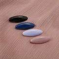 Detailansicht von vier bunten Sicherheitsnadeln aus Kunststoff und stilvollen Schalclips. - 4er-Pack / Violett-Set