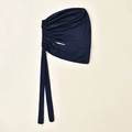 Dettaglio della cuffia hijab in modal blu navy con lacci lunghi e trama pieghettata - Blu Notte (#3)