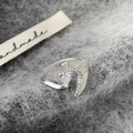 Elegante anello aperto in argento con zircone a goccia e cristalli pavé - Stile a Coda di Sirena in Olio di Goccia d'Argento