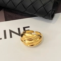 Makroaufnahme eines breiten, goldenen, gewellten Rings mit flüssigem Metall-Finish - Ungleichmäßiger Wellentextur Stil (C-386)