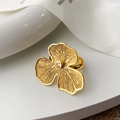 Primer plano de anillo floral dorado con pétalos texturizados y centro de circón - Dorado