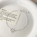 Détail macro d'un bracelet floral en argent avec pendentif à cinq pétales et fermoir - Bracelet Fleur Argent