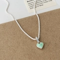 Detalle del collar de plata con colgante de corazón jaspeado verde claro en tarjeta - Collar de Corazón Esmalte Verde Concha Blanca