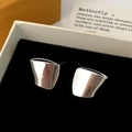 Boucles d'oreilles argentées minimalistes avec surface brillante incurvée en boîte cadeau - Moyen / Argenté