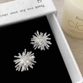 Dettaglio macro di orecchini a stella in argento con perle e zirconi marquise - Orecchini a Bottone a Fuochi d'Artificio Argento