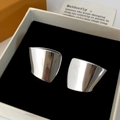 Boucles d'oreilles carrées minimalistes en argent poli dans leur boîte à bijoux - Grand / Argenté