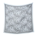 Elegante pañuelo cuadrado de poliéster azul claro con estampado de hojas grises y borde - 110*110cm / 43#