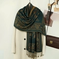 Sciarpa vintage verde scuro con ricamo paisley e dettagli di frange con nappine - verde scuro