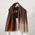Dettaglio sciarpa in maglia sfumata marrone e beige con frange su gruccia di legno - 2# Caramello + Beige Caffè