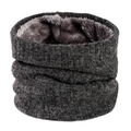 Détail du cache-col en tricot gris foncé avec texture épaisse et doublure polaire douce - Gris clair