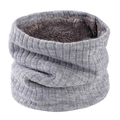 Détail d'un tour de cou en tricot gris avec doublure polaire épaisse et côtes - Gris clair