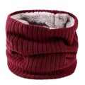 Détail du tour de cou en tricot bordeaux avec doublure en peluche grise pour l'hiver - Bordeaux