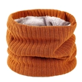 Détail du cache-col en tricot jaune gingembre montrant la doublure en polaire grise - Orange