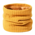Détail du cache-col en tricot jaune moutarde avec doublure épaisse en fausse fourrure - Jaune