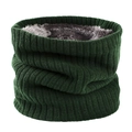Détail du cache-col en tricot vert foncé montrant la texture et la doublure en peluche - Vert Foncé
