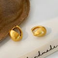 Dettaglio di orecchini a goccia in oro opaco con texture in metallo spazzolato e design moderno - Orecchini a Cerchio a Goccia Spazzolati (A-714) / Oro