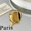 Nahaufnahme eines glänzenden goldenen geometrischen Rings mit Doppelschicht-Design - Glänzender Goldring