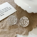 Macro-opname van zilveren kanten oorbellen met witte zirkonia op kraftpapier - Zilveren Ronde Filigraan Maas Oorknopjes (A-1564)