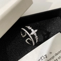 Nahaufnahme des doppelten Silberrings mit Pavé-Diamanten und Kleeblatt-Motiv - Silberner doppelschichtiger Sternring