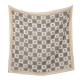 Elegante pañuelo cuadrado de poliéster con borde geométrico y estampado de nudos - 110*110cm / Modelo con Patrón de Borde Beige (82#)
