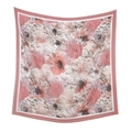 Détail de la bordure ondulée découpée au laser sur un grand foulard carré à imprimé floral - Style 1