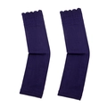 Vue détaillée des manches violettes foncées dotées de poignets à volants et d'un motif tricoté. - Taille unique / Bleu marine