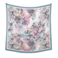 Detailansicht des Seiden-Halstuchs mit Blumenprint und blauem lasergeschnittenem Rand - 110*110CM / Blauer Rahmen Rosa-Lila Floral (5#)