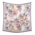 Detailansicht eines lila Seidenschals mit floralem Muster und weicher Textur für Damen - 110*110CM / Helllila Wellenkante Freihand Floral (6#)