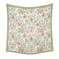 Flache Ansicht eines Seidenschals mit grünem Rand und botanischem Blumenmuster - 110*110CM / Salbeigrüne Wellenkante Orangerosa Floral (14#)