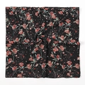 Detail van zwarte chiffon vierkante sjaal met rode en roze bloemenprint - Zwarte Basis Rood Vintage Bloemenstijl (1#)