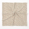 Detailtextuur van vierkante chiffon sjaal met dichte vintage bloemenprint op beige weefsel - Lichtbeige Basis Veelkleurige Bloemenstijl (7#)