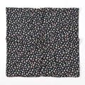 Macro detail van chiffon hijab stof met roze bloemenprint op zwarte achtergrond - Zwarte Basis Roze Bloemenstijl (11#)