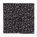Detailweergave van de grote chiffon hijab met roze bloemen op zwarte stof - Zwarte Basis Fris Roze Bloemenstijl (12#)