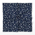 Detail van marineblauwe chiffon hijab met witte bloemenprints en gedraaide textuur - Marineblauw Basis Wit Klein Bloemenstijl (15#)