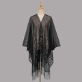Dettaglio di scialle in pizzo nero con ricamo floreale e lunghe frange nere - Taglia unica / Nero