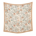 Detailansicht eines französischen Seidenschals mit Blumenmuster und orangefarbenem Rand - 110*110CM / Orangebraune Wellenkante Oranger Floral (16#)