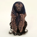 Foulard en dentelle bleu marine avec broderies roses beige et bordures en résille - Bleu Marine