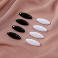 Gedetailleerde close-up van zwart-witte magnetische hijab-spelden netjes geschikt op stof. - Zwart en Wit Geblokt
