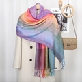 Détail d'un châle pashmina bohème à motif paisley, dégradé de couleurs et bords à franges - Paisley Dégradé Multicolore A (DZ016-1#)